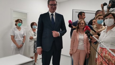 VUČIĆ OBIŠAO DIJAGNOSTIČKI CENTAR U KRUŠEVCU: Predsednik u poseti nakon temeljne rekonstrukcije (FOTO)