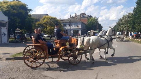 U KOVINU ZAVRŠEN JUBILARNI STARI LALA: Deca igrala zaboravljene igre, fijakeri štrapali glavnim ulicama