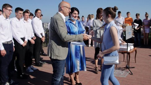 NAJBOLJIM NOVOSADSKIM ĐACIMA URUČENE VIDOVDANSKE NAGRADE: Postignuti rezultati, na ponos grada NAJBOLJIM NOVOSADSKIM ĐACIMA URUČENE VIDOVDANSKE NAGRADE: Postignuti rezultati, na ponos grada