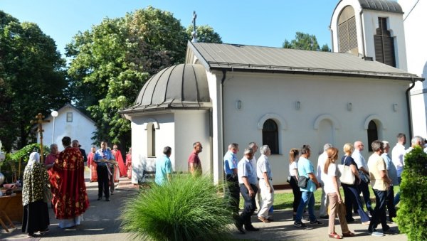 СЕЋАЊЕ НА ХЕРОЈЕ: Уз литургију обележен Видовдан у спомен-храму Светог мученика кнеза Лазара у Бијељини (ФОТО)