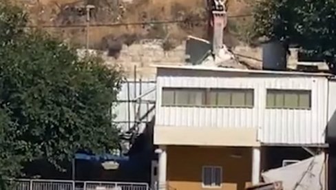 IZRAELCI SRUŠILI PALESTINSKU PRODAVNICU: Počelo uništenje objekata u istočnom Jerusalimu (VIDEO) IZRAELCI SRUŠILI PALESTINSKU PRODAVNICU: Počelo uništenje objekata u istočnom Jerusalimu (VIDEO)