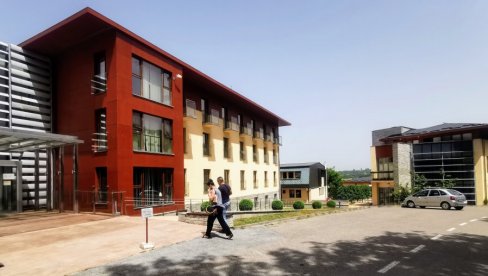 ЗАВЕРА ЋУТАЊА ШТИТИЛА МАНИПУЛАТОРА: Није било реакције ни у Петници, ни у радњи која је израђивала фотографије нагих ученица ЗАВЕРА ЋУТАЊА ШТИТИЛА МАНИПУЛАТОРА: Није било реакције ни у Петници, ни у радњи која је израђивала фотографије нагих ученица