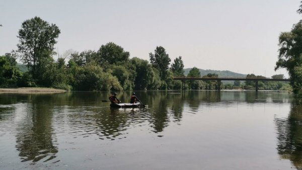 СПАСИОЦИ ТРАГАЈУ ЗА ВЕЛИБОРОВИМ ТЕЛОМ: Дошао да се расхлади на реци, па нестао под водом (ВИДЕО)