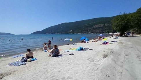 А ОВИ КРАЉ У ПАПУЧЕ ПЛИВА: Фотографија сналажљивих момака са црногорског приморја насмејала многе (ФОТО)