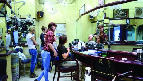 ПОСКУПЕЛИ САЛОНИ ЗА НЕГУ КОСЕ: Брдо пара за једну фризуру ПОСКУПЕЛИ САЛОНИ ЗА НЕГУ КОСЕ: Брдо пара за једну фризуру