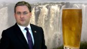 SELAKOVIĆ PROBAO JEDINSTVENO PIVO NA SVETU: Šef srpske diplomatije u Zambiji okusio Viktorijine vodopade (FOTO)