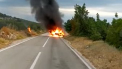 TEŽAK UDES KOD VODICA, AUTOMOBIL POTPUNO IZGOREO: Devojka izgubila kontrolu, udarila u nasip pa se prevrnula (VIDEO)