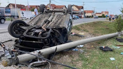 STRAŠNA FOTOGRAFIJA SAOBRAĆAJKE U BATAJNICI: Od auta ostao samo zgužvani metal, iščupao banderu od siline udara