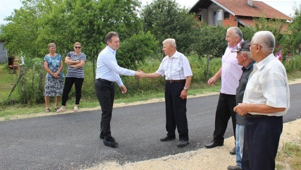 ВАСИЛИЈЕ ПЕРИЋ У НОВОМ НАСЕЉУ: Начелник Угљевика посетио месну заједницу у којој живе расељена лица (ФОТО)