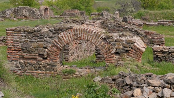 АРХЕОЛОЗИ СТИГЛИ У ЦАРИЧИН ГРАД: Чувар дочекао стручњаке на чувеном локалитету