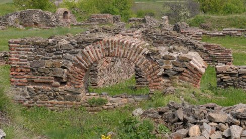 ARHEOLOZI STIGLI U CARIČIN GRAD: Čuvar dočekao stručnjake na čuvenom lokalitetu