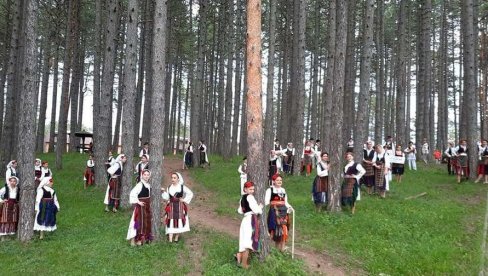 GOSTOVANJE „BOSILJKA“: Šargija i pesme iz Dervente i Posavine odjekivali Zlatiborom (FOTO)