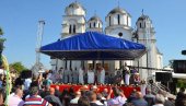 HILJADE LJUDI DOČEKALO PATRIJARHA U KONČAREVU Porfirije: Vera je temelj našeg života, hvala Jagodini, hvala Šumadiji (FOTO)