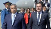 ORBAN I SIJARTO STIGLI U BEOGRAD: Dočekao ih ministar Selaković, danas sastanak sa Vučićem (FOTO)