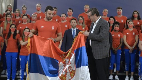 ВИ СТЕ ПОНОС СРБИЈЕ, СВИМ СРЦЕМ СМО УЗ ВАС: Вучић предао заставу олимпијцима, имао посебну поруку за џудисткиње (ФОТО/ВИДЕО) ВИ СТЕ ПОНОС СРБИЈЕ, СВИМ СРЦЕМ СМО УЗ ВАС: Вучић предао заставу олимпијцима, имао посебну поруку за џудисткиње (ФОТО/ВИДЕО)