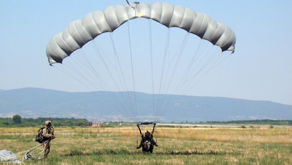 СОКО 21“ ВЕЛИКА МЕЂУНАРОДНА ТАКТИЧКА ВЕЖБА: Падобранци из Србије, Грчке и са Кипра приказују способности и вештине