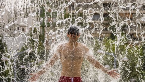 TOPLOTNI TALAS U ŠPANIJI: Rekordne temperature u Madridu i Sevilji - vlasti upozoravaju stanovništvo (FOTO)