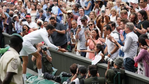 NAJSREĆNIJE DETE NA SVETU: Novak poklonio šampionski reket preslatkoj devojčici sa transparentom (FOTO/VIDEO)