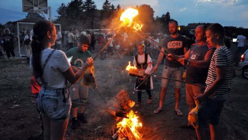 PALILI LILE UOČI PETROVDANA: Svetkovina na Majevici, čuvaju se tradicija i običaji (FOTO)