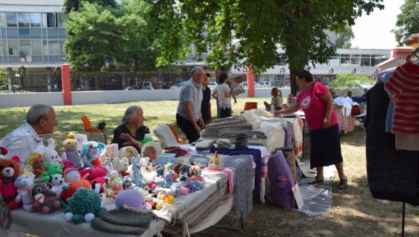 РУКОТВОРИНЕ ИЗ ЦЕЛЕ СРБИЈЕ: У Јагодини одржан трациционални етно сајам