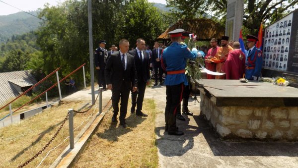 ЗАРОБЉЕНЕ СРБЕ УБАДАЛИ ГВОЗДЕНИМ ВИЛАМА: Обележено 29 година од петровданског страдања у Залазју - злочин без казне! (ФОТО)