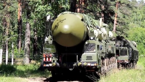 RUSIJA RAZMESTILA NUKLEARNE RAKETE: Ovako izgledaju sistemi “Jars” na maršu dugom 100 km (VIDEO)