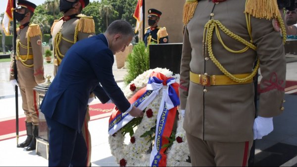 СТЕФАНОВИЋ ПОЛОЖИО ВЕНЦЕ НА СПОМЕНИК НЕЗНАНОМ ВОЈНИКУ: Министар одао почаст меморијалима историје Египта