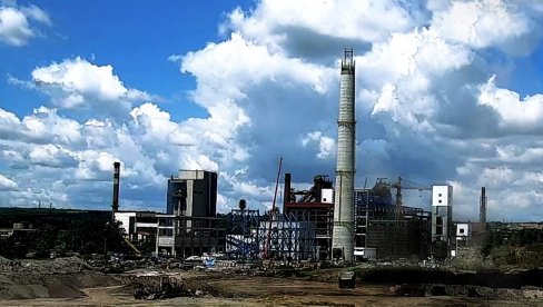 РАДНИК ЖЕЛЕЗАРЕ СМЕДЕРЕВО ИЗВРШИО САМОУБИСТВО БАЦИВШИ СЕ ПОД ТЕРЕНТНУ КОМПОЗИЦИЈУ:  Камера видео надзора снимила трагедију