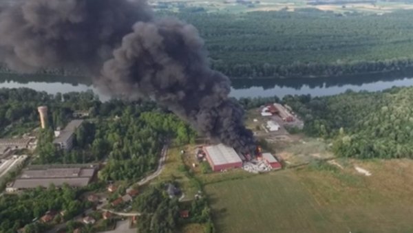 ВЕЛИКИ ПОЖАР БУКТИ У БРЧКОМ: Гори фабрика пластике, надвио се велики облак црног дима (ВИДЕО)