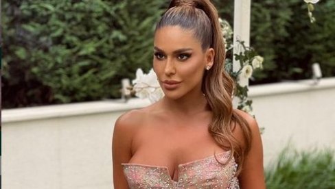 УСИЈАЛА ДРУШТВЕНЕ МРЕЖЕ НОВИМ ФОТОГРАФИЈАМА: Марина Висковић изгледа боље него икада пре УСИЈАЛА ДРУШТВЕНЕ МРЕЖЕ НОВИМ ФОТОГРАФИЈАМА: Марина Висковић изгледа боље него икада пре