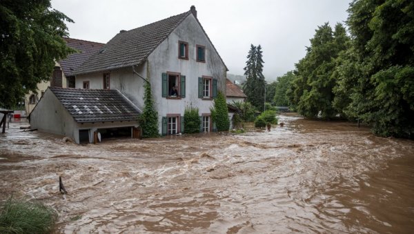 РАСТЕ БРОЈ НАСТРАДАЛИХ У ПОПЛАВАМА У НЕМАЧКОЈ: Вода носи све пред собом - куће срушене (ФОТО/ВИДЕО)