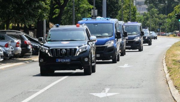 СЛИКЕ СА ЛИЦА МЕСТА: Вељини сарадници доведени марицом у Тужилаштво (ФОТО)