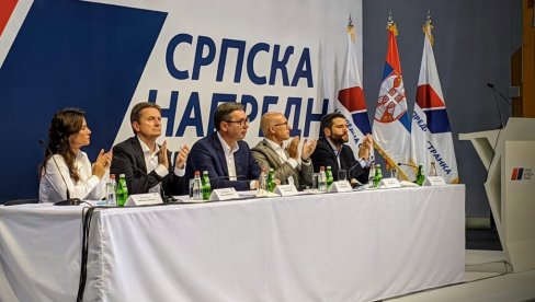 VUČIĆ U PUNOM ČAIRU: Predsednik dočekan gromoglasnim aplauzom, hiljade ljudi prisustvovalo sastanku (FOTO)