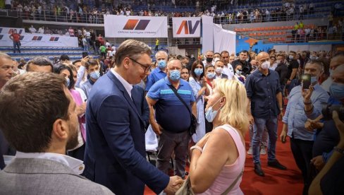 FANTASTIČAN PRIJEM ZA PREDSEDNIKA: Nišlije Vučića dočekale aplauzom, šef države se fotografisao i pozdravio sa građanima (FOTO/VIDEO)