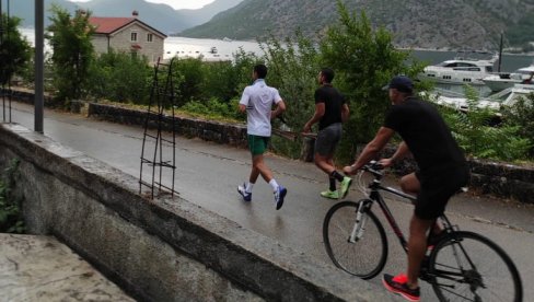 NOVAK DŽOGIRA I PO KIŠI: Pogledajte kako se Đoković sprema za napad na zlato u Tokiju (FOTO+VIDEO)