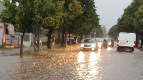 JAKO NEVREME U ŠAPCU: Ulice se pretvorile u jezera, grad paralisan! (FOTO)