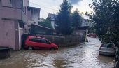 POTOPLJENO BEOGRADSKO NASELJE: Kiša napravila haos, reke teku ulicama! (FOTO/VIDEO)