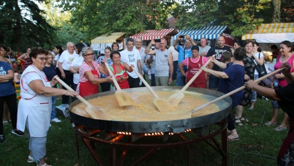 СПРЕМА СЕ БОГАТ САДРЖАЈ ЗА ПИЛЕ ФЕСТ: Кајгана са више од 1000 јаја и паприкаш са 555 крилаца