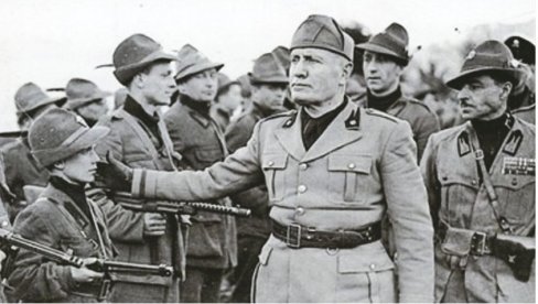 ZAPLENJENE MUSOLINIJEVE BELEŠKE ZA HITLERA: ISTORIJSKI vredne ZAPISe građanin ponudio NA AUKCIJI u ITALIJI, čime je privukao karabinjere