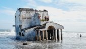 MISTERIOZNA VILA SE NASUKALA NA PLAŽU U SALVADORU: Građevinu posećuje hiljade turista, ne zna se kako je došla do obale (FOTO/VIDEO)