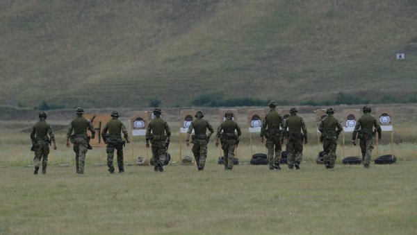 РЕАГОВАЛО МИНИСТАРСТВО ОДБРАНЕ: Председник Вучић ради на повећању животног стандарда припадника Војске Србије