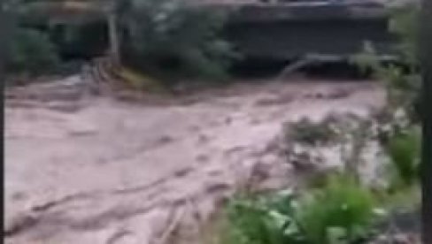 POPLAVE U RUMUNIJI:  Iz reke izvađeno telo jednog muškarca (VIDEO)