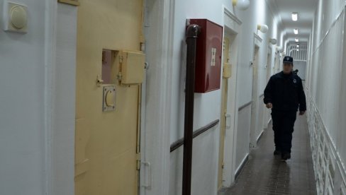 ДЕТАЉИ СМРТИ ЗАТВОРЕНИКА У КПЗ НИШ: Врата тоалета била везана пертлом због чега друга лица нису могла да уђу