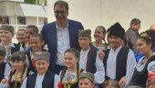 NAŠA DIVNA DECA, SVE RADIMO ZBOG NJIH: Vučić objavio sjajnu fotografiju iz Rekovca (FOTO)