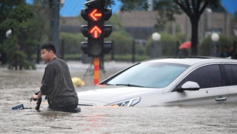 LJUDI SE UDAVILI U METROU: Broj žrtava u poplavama u Kini porastao na 33 - ima i nestalih (FOTO)