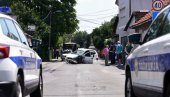 SLIKE I SNIMAK SA MESTA SAOBRAĆAJNE NESREĆE NA DUŠANOVCU: Čovek doživeo moždani udar za volanom - Auto pokosio ženu na ulici (FOTO/VIDEO)