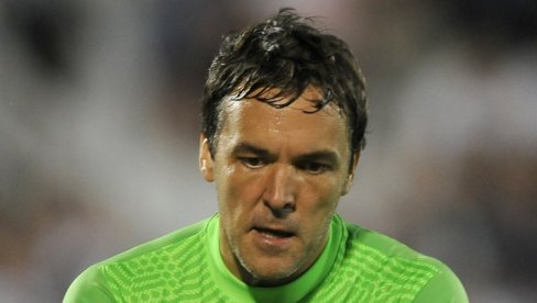 HAOS NA MEČU NOVI PAZAR - ČUKARIČKI: Vladimir Stojković i navijači u klinču