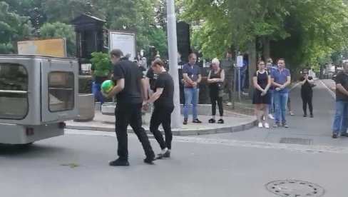 TUŽNA POVORKA NA NOVOM GROBLJU: Sahranjen mali Stefan, više stotina građana došlo da se oprosti (FOTO/VIDEO)