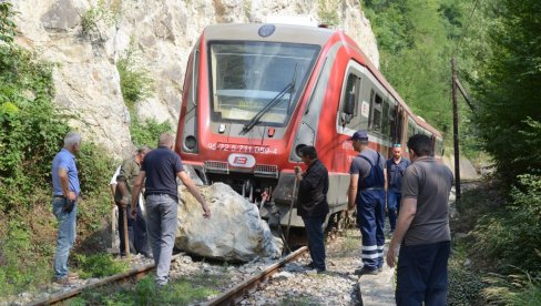 FOTOGRAFIJE SA MESTA ŽELEZNIČKE NESREĆE: Voz naleteo na stenu, pa izleteo sa šina (FOTO/VIDEO)