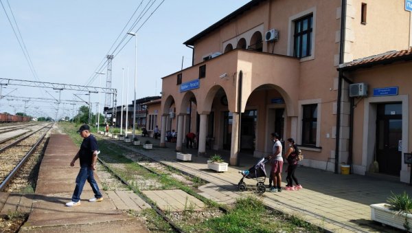 ПОВРЕЂЕНИ ДЕЧАК У ТЕШКОМ СТАЊУ: Откривени детаљи несреће - на железничку станицу дошао са вршњацима (ФОТО)